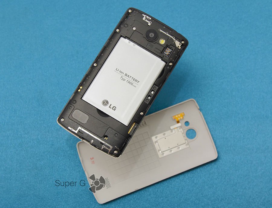 Хавтасны доор Micro SD санах ойн карт болон бусад төхөөрөмжүүдийн хувьд үүр байдаг